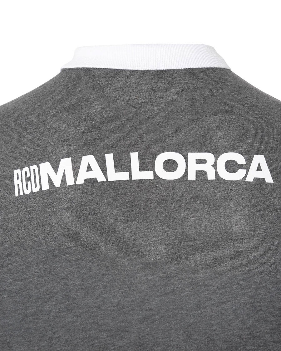 Polo RCD Mallorca Fanswear 2023-2024 de color gris carbó espurnejat i blanc