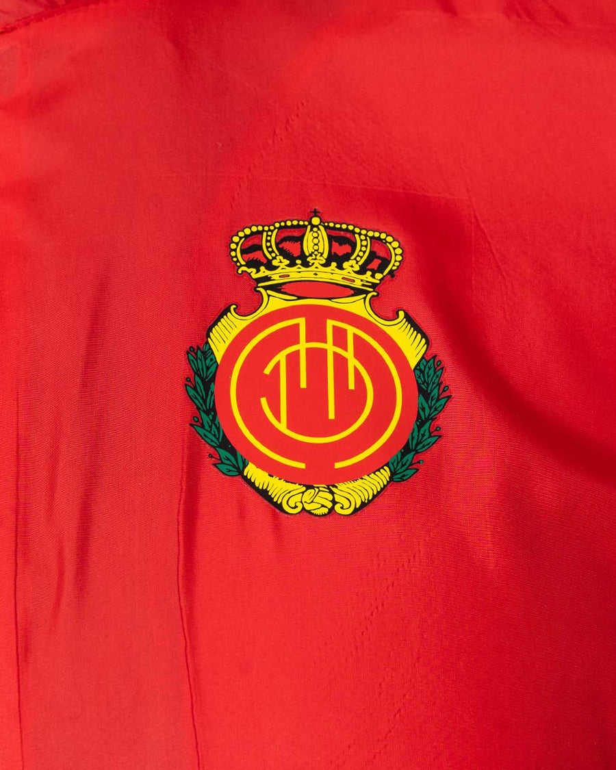 Impermeable d’entrenament RCD Mallorca Player Training 2023-2024 de color vermell University i blanc