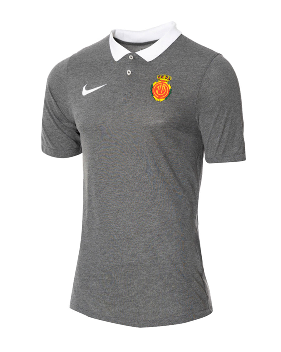 Polo RCD Mallorca Fanswear 2023-2024 de color gris carbó espurnejat i blanc